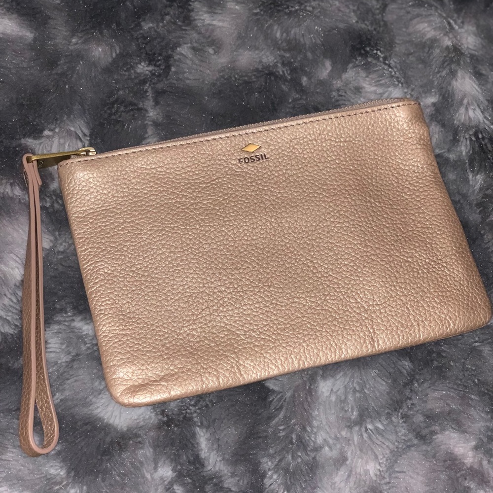 S A L E ‼️ Fossil wristlet 👛✨